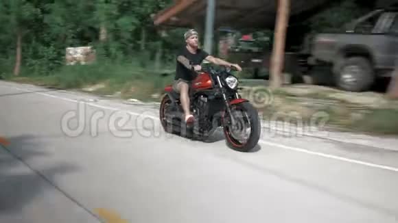 带头盔的年轻人骑着橙色摩托车在高速公路上稳定器视频的预览图