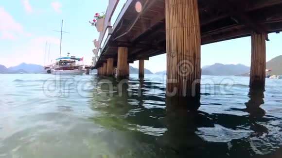 平静的大海和海岸上古老的木墩的缓慢影像视频的预览图