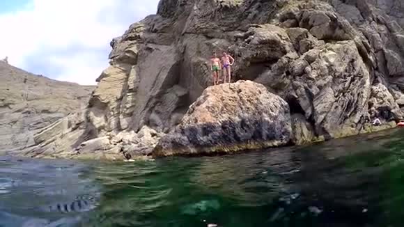 一个从悬崖跳到水里的家伙慢动作视频的预览图