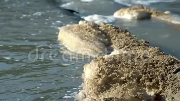 河面褐色泡沫造成水体污染废物融入河流视频的预览图