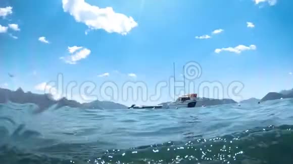 4k水下视频豪华游艇和停泊在海边的船只视频的预览图