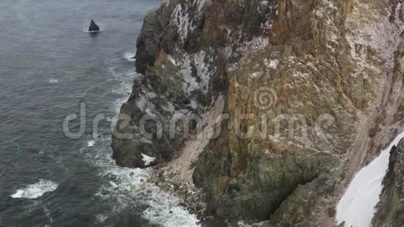 强烈波涛汹涌的海面上的海岸岩石视频的预览图