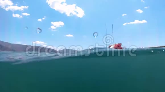 海上停泊的游艇和救生圈的水下慢镜头视频的预览图