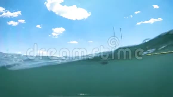 4k视频从水下救生圈和停泊游艇上看到视频的预览图