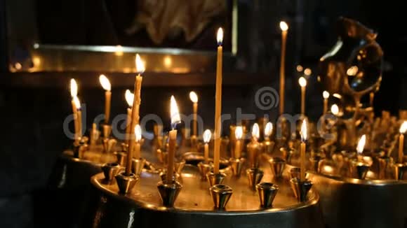 蜡烛在东正教古庙的香炉里燃烧站在沙子上视频的预览图