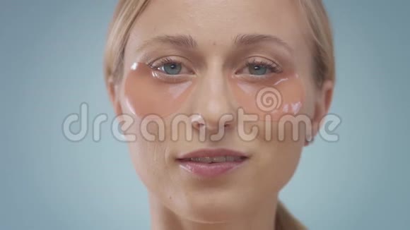 面部治疗常规中的金发模型视频的预览图