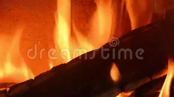 木头在烟囱里燃烧视频的预览图
