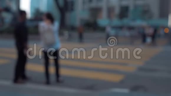 行人在城里行走重点以外的背景视频的预览图
