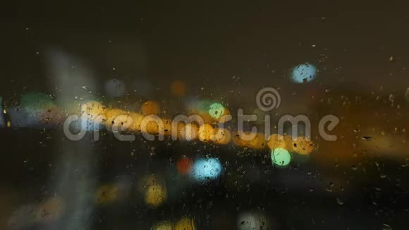 城市夜晚窗户上的雨滴图像视频的预览图