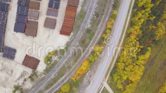 俯视工业区位于黄林附近秋色自然剪辑仓库的鸟瞰图和视频的预览图
