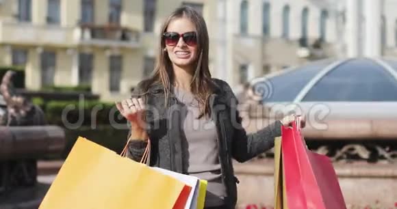 一个戴着牙套的漂亮女孩在展示自己买东西的袋子视频的预览图