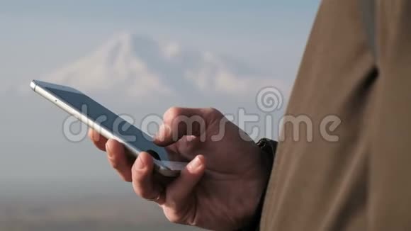 冬季旅行时携带电话的旅行手视频的预览图