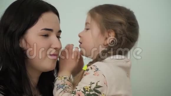 可爱的小女孩和她的母亲彼此分享秘密视频的预览图