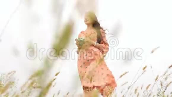 有相机的女孩拍摄大自然美丽的黑发慢动作视频的预览图