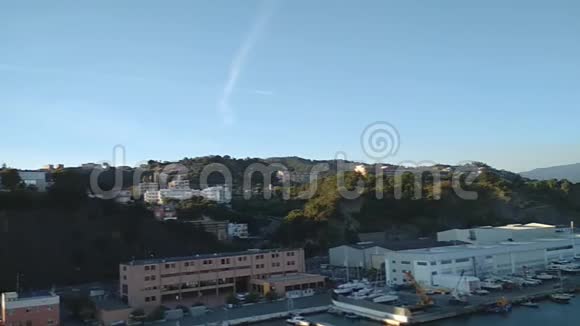 港口和城市在山上意大利萨沃纳视频的预览图