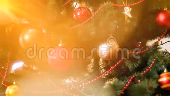 摘要4k视频模糊的发光在装饰圣诞树上圣诞节或新年的完美镜头视频的预览图