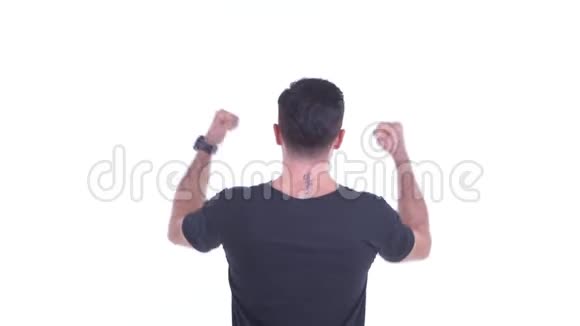 幸福的年轻留着胡子的男人举起拳头的后视图视频的预览图