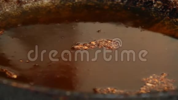 用油煎鱼锅视频的预览图
