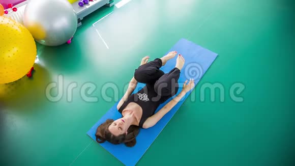 女人在健身垫上做伸展运动视频的预览图