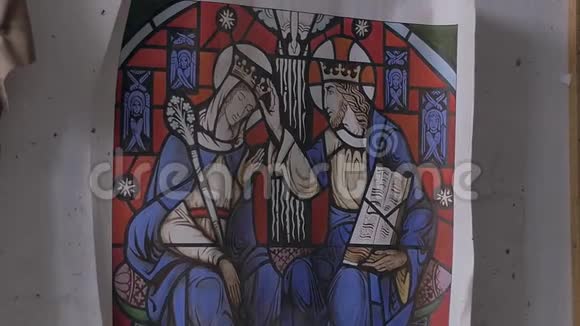 中世纪彩色玻璃国王和王后的绘画视频的预览图
