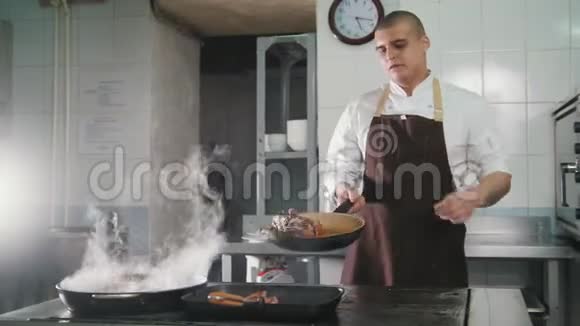 餐厅厨师烹饪意大利面混合配料视频的预览图