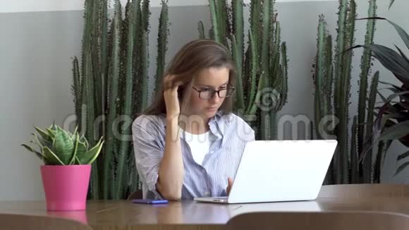 在电脑上工作的妇女视频的预览图