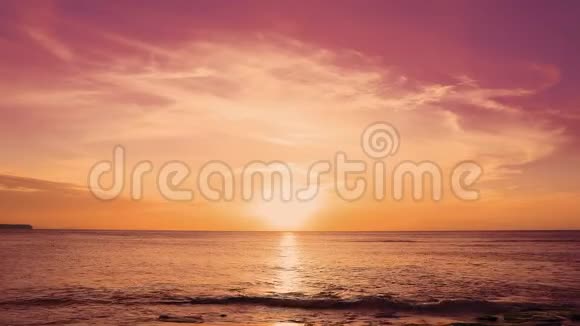 红色日落于海面在美丽的海滩上黄色的太阳和令人惊叹的云彩视频的预览图