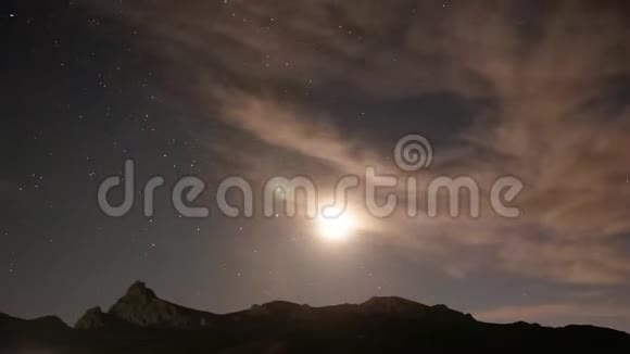 夜空中有星星作为背景的天空穹顶月圆在群山之上视频的预览图