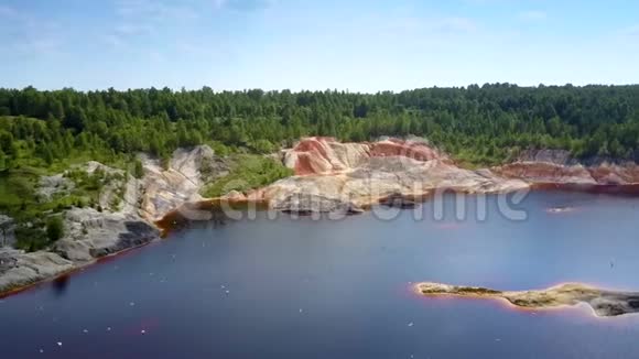 粘土采石场人工湖的鸟瞰图视频的预览图