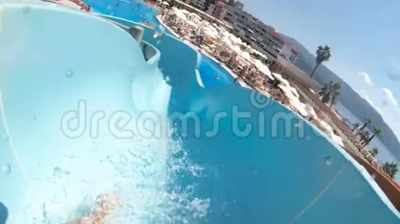水上乐园男子滑水慢动作POV视频视频的预览图
