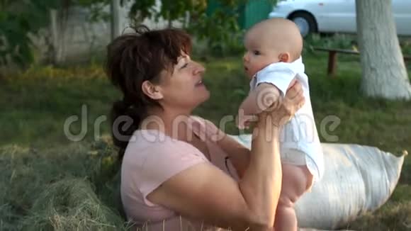 成熟的母亲把她的小儿子抱在怀里这孩子看上去很惊讶一个女人和一个婴儿坐在一起视频的预览图