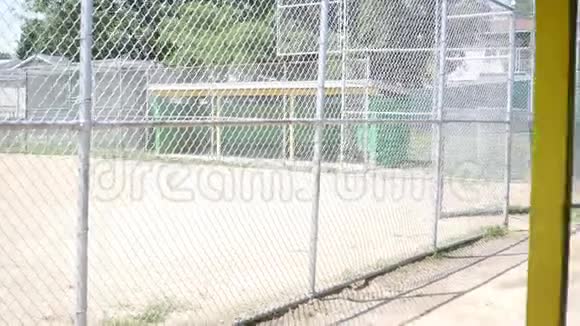 小联盟棒球场空洞对面的摄像机视频的预览图