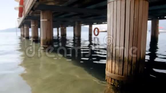 海滩木墩破坏柱4k视频特写视频的预览图