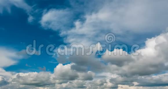 冬景的时光流逝变成了夏日的风景一片美丽的天空云彩在上空盘旋视频的预览图