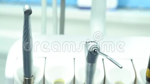 关闭牙科诊所的牙科设备药物和牙齿护理概念媒体不同的牙齿工具视频的预览图