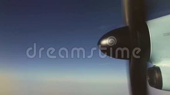飞行中的飞机螺旋桨视频的预览图
