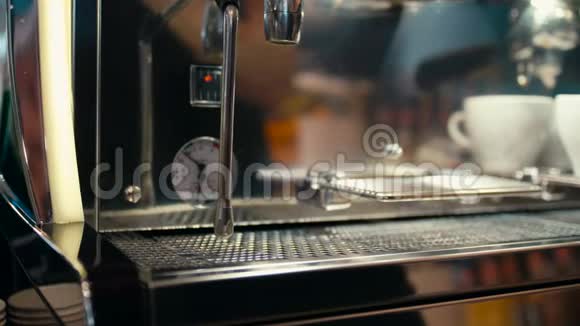 咖啡师正在咖啡厅里泡牛奶和蒸奶咖啡视频的预览图
