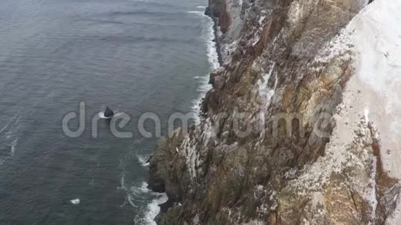 强烈波涛汹涌的海面上的海岸岩石视频的预览图