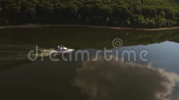 4滑雪喷气巡航帆船热带岛屿旅行的鸟瞰图视频的预览图