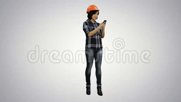 年轻的亚洲工程师使用白色背景的手机视频的预览图