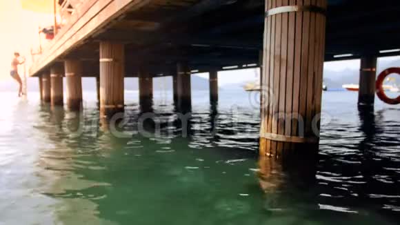 海上旧木墩4k出焦录像视频的预览图