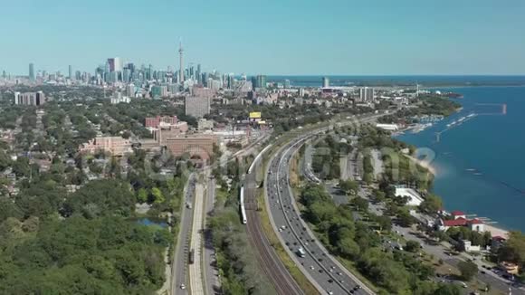 嘉丁纳高速公路通往多伦多的空中定位视频的预览图