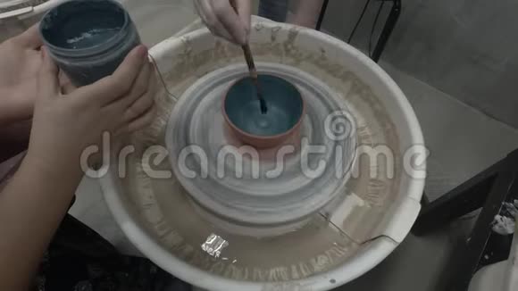 绘画陶器的观点视频的预览图