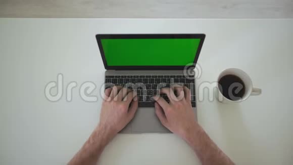 商人用绿色屏幕显示在电脑上打字视频的预览图