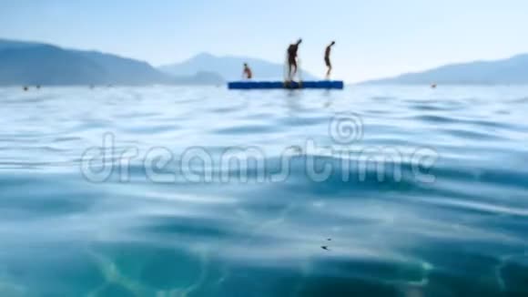 4k出焦点视频浮舟与放松的人漂浮在海面与清澈的绿松石水视频的预览图
