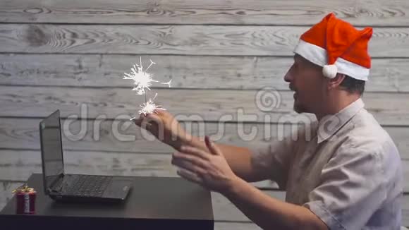 一个戴着圣诞帽手里拿着孟加拉火焰火和笔记本电脑的梦中人下降的货币美元视频的预览图