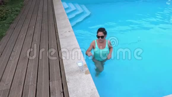 在泳池边喝鸡尾酒的女人视频的预览图