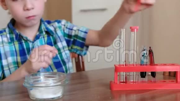 家庭化学实验男孩在试管中进行化学反应视频的预览图