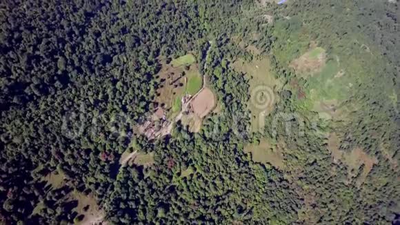 尼泊尔喜马拉雅山的乡村定居点鸟瞰图视频的预览图