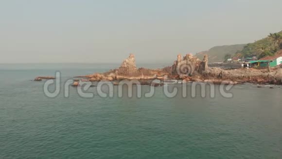 鸟瞰印度北部果阿的Arambol海滩上的岩石和石头视频的预览图